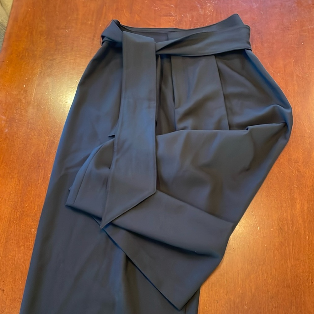 Club Monaco size 4 pleated wide cropped pants